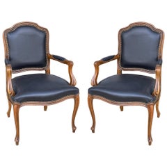 Paire de chaises bergères italiennes de style Louis XVI en bois fruitier sculpté et cuir