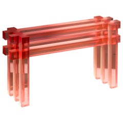 Petit banc contemporain en résine rouge Traculide poli par Laurids Gallée