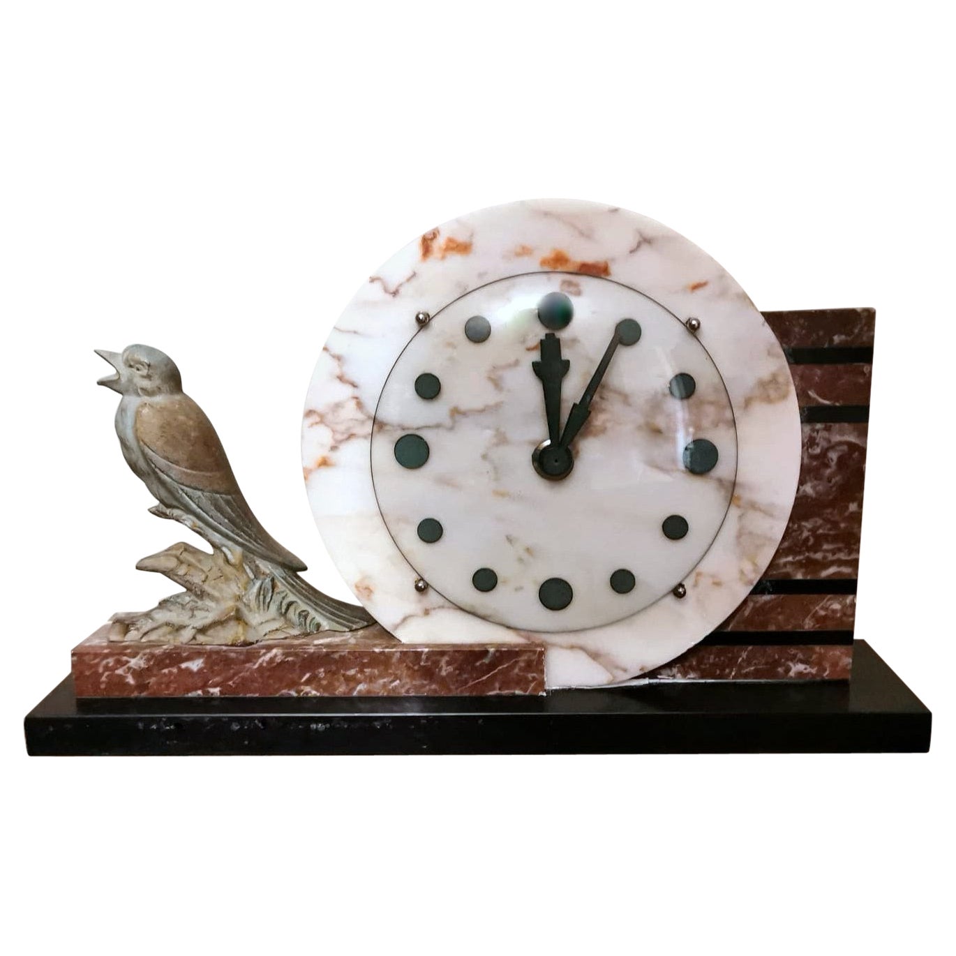 Horloge Art Déco française en marbre et oiseau en métal bronzé en vente