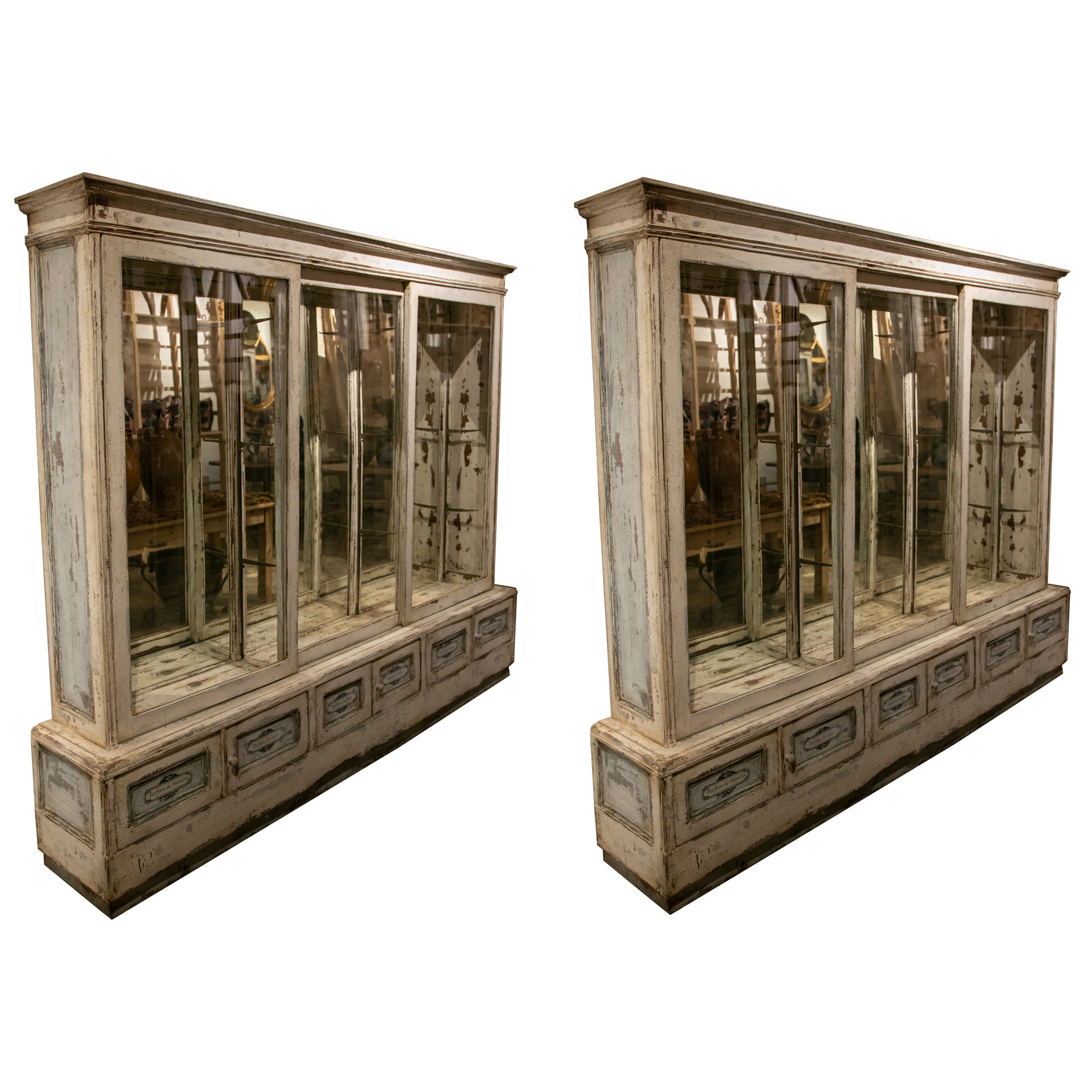 Paire de vitrines en bois avec portes coulissantes et portes polychromes ci-dessous