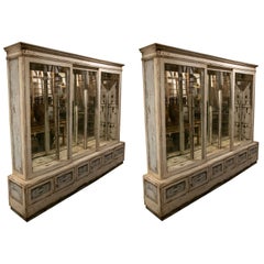 Paire de vitrines en bois avec portes coulissantes et portes polychromées ci-dessous