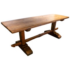 Geschnitzter Holztisch mit Kreuzstrahl zwischen den Beinen