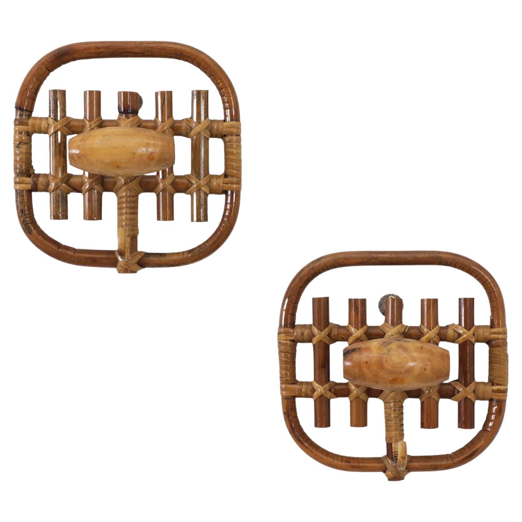 Pareja de ganchos de pared de bambú y madera de mediados de siglo inspirados en Franco Albini en venta