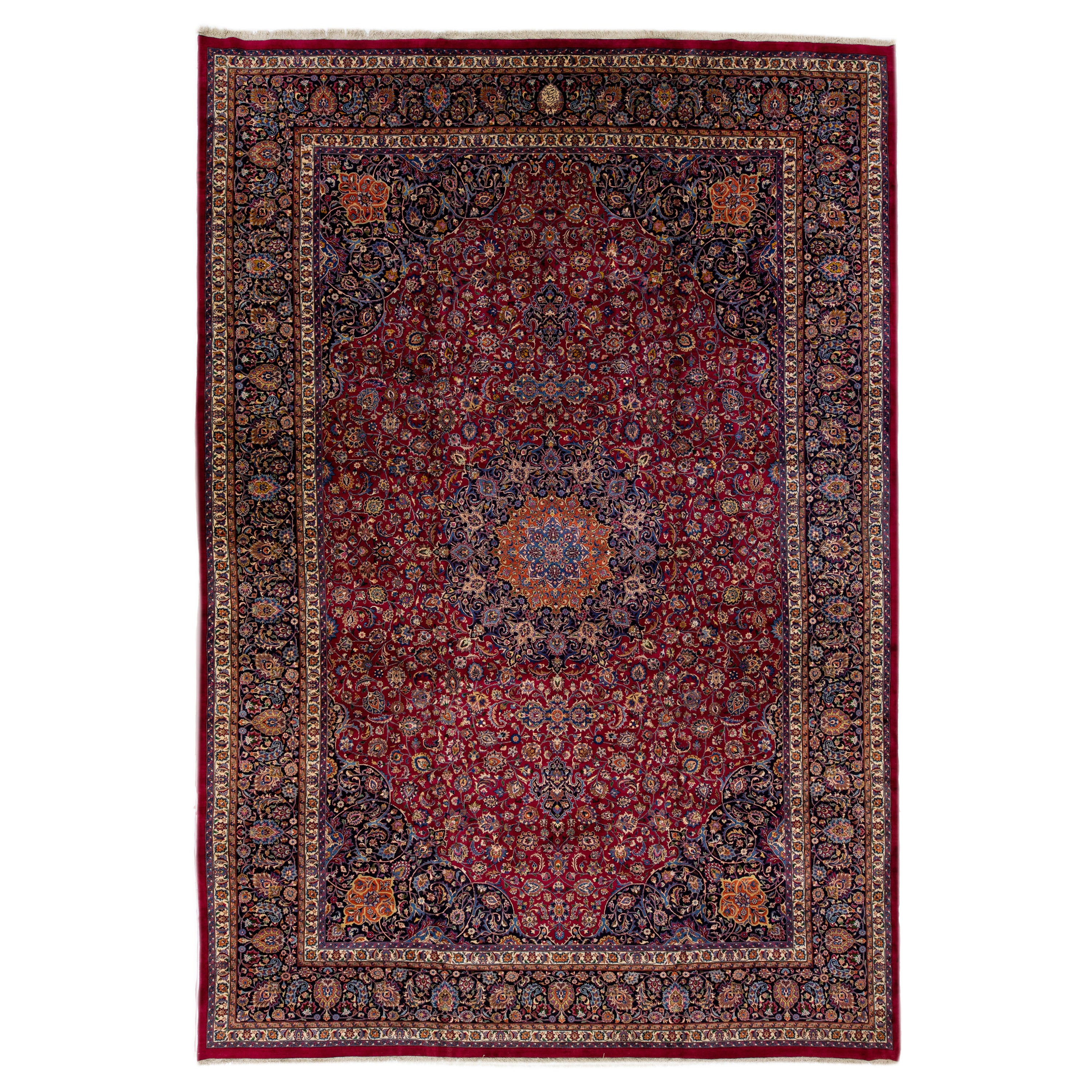 Ancien tapis persan Mashad en laine rouge surdimensionné fait à la main avec motif de rosette 