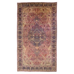 Übergroßer antiker handgefertigter Kerman-Teppich aus persischer Wolle mit Medaillon in Beige und Rose