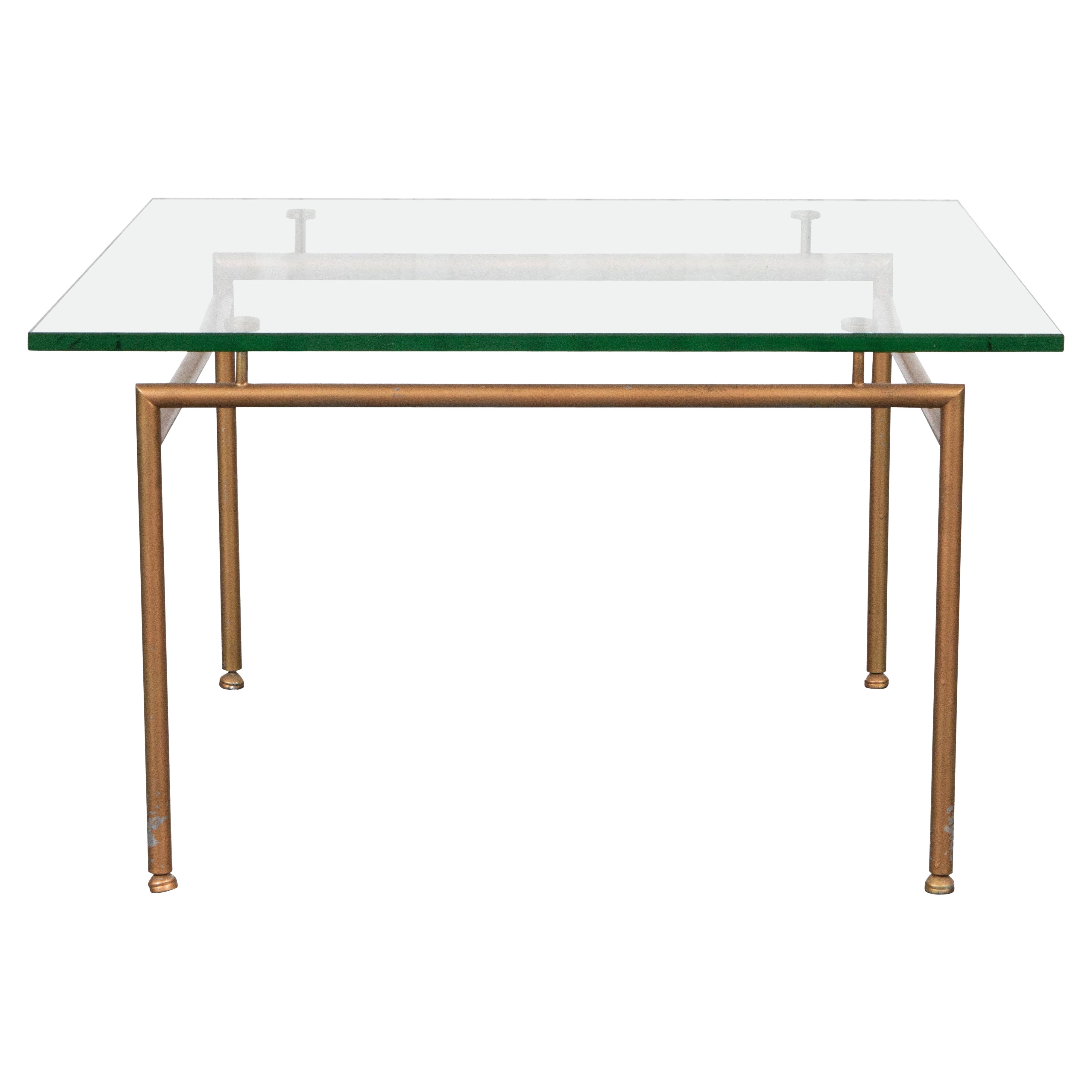 Moderner moderner Tisch aus vergoldetem Metall und Glas im Angebot