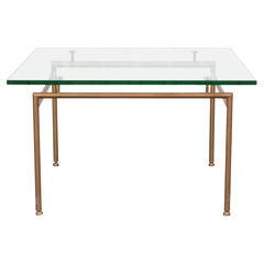 Mesa moderna de metal dorado y cristal