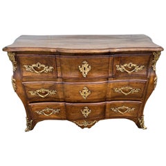 Belle commode française du 18ème siècle en noyer de la période Régence avec monture en bronze doré