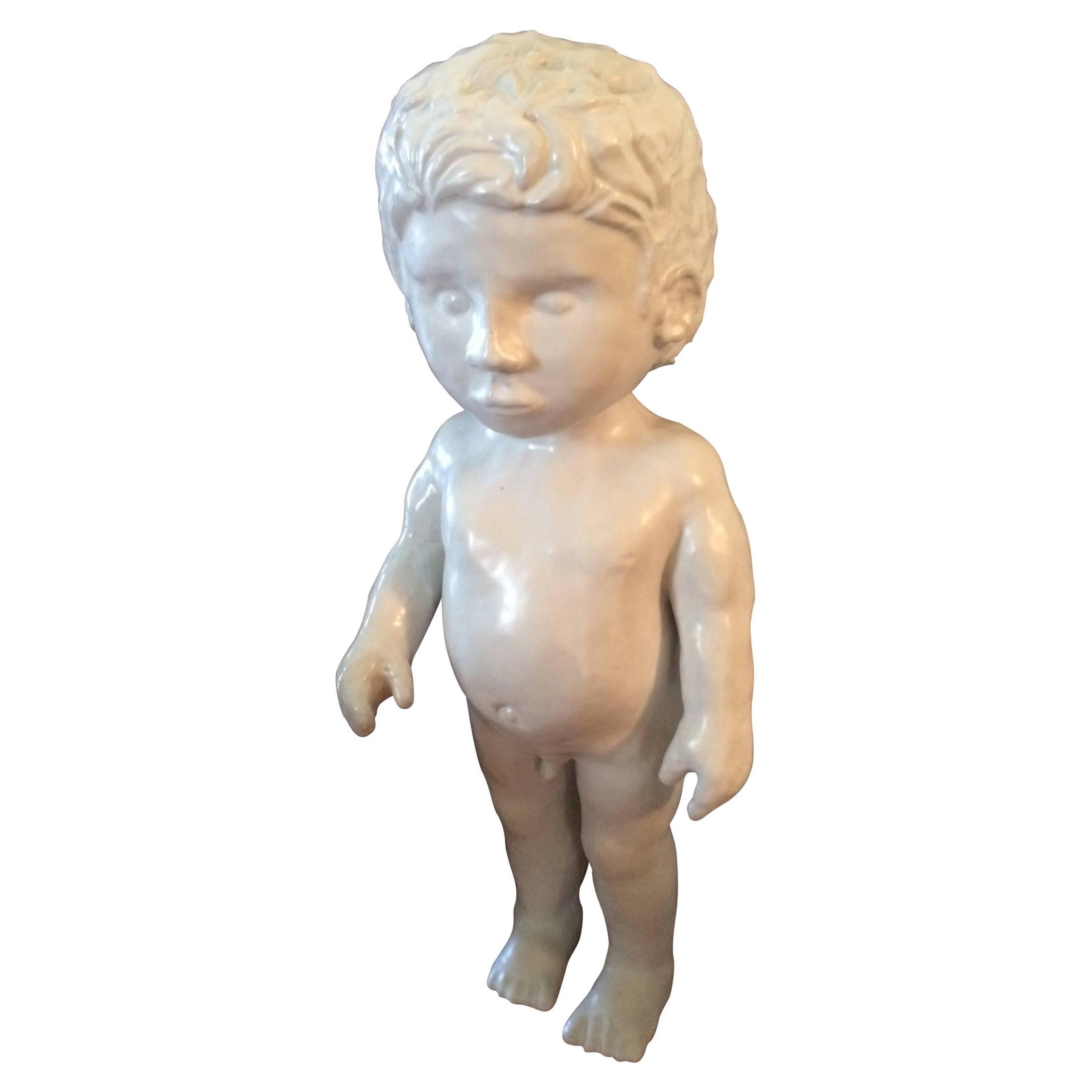 Figure en porcelaine d'un garçon en vente