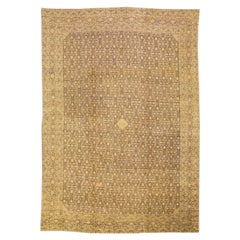 Tapis Tabriz ancien en laine persane beige fait à la main avec motif sur toute sa surface