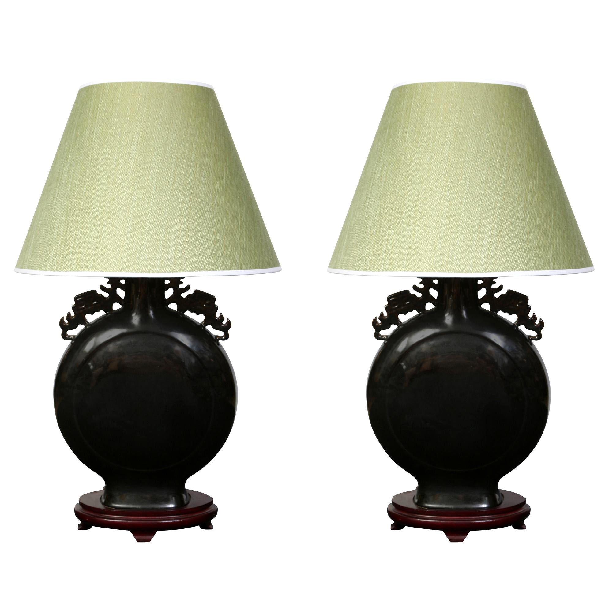 Paar schwarze asiatische Porzellanlampen mit Laubsägearbeiten-Detail im Angebot