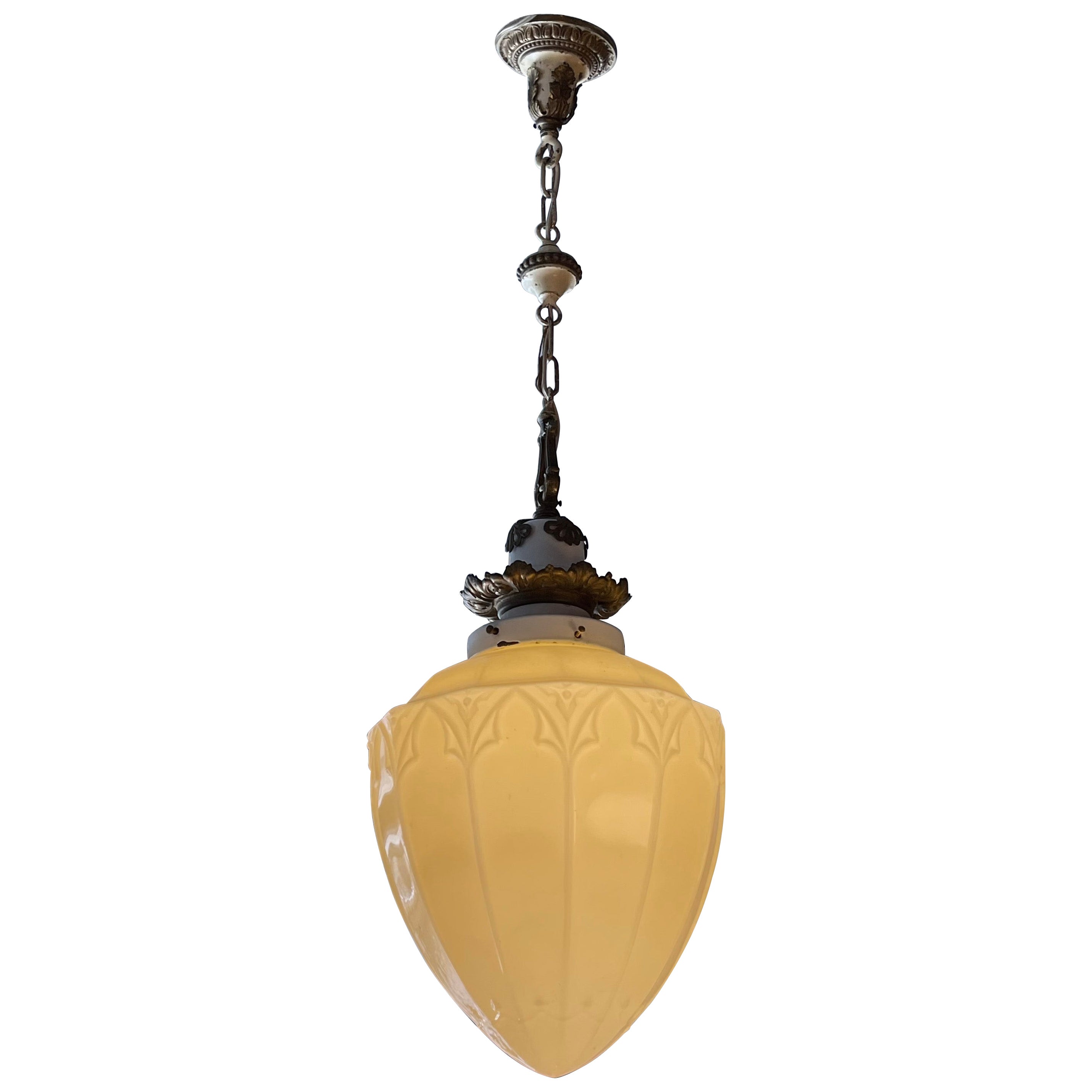 Lampe à suspension en verre vaseline ornée d'antiquités