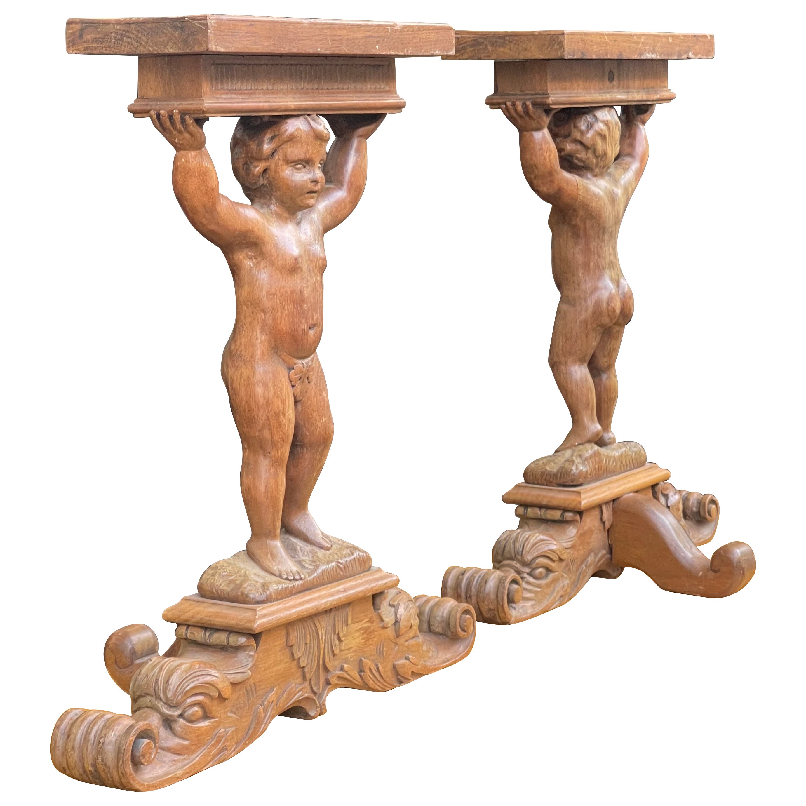 Paire de tables à boissons Putti italiennes en bois fruitier sculpté, style néo-classique précoce en vente
