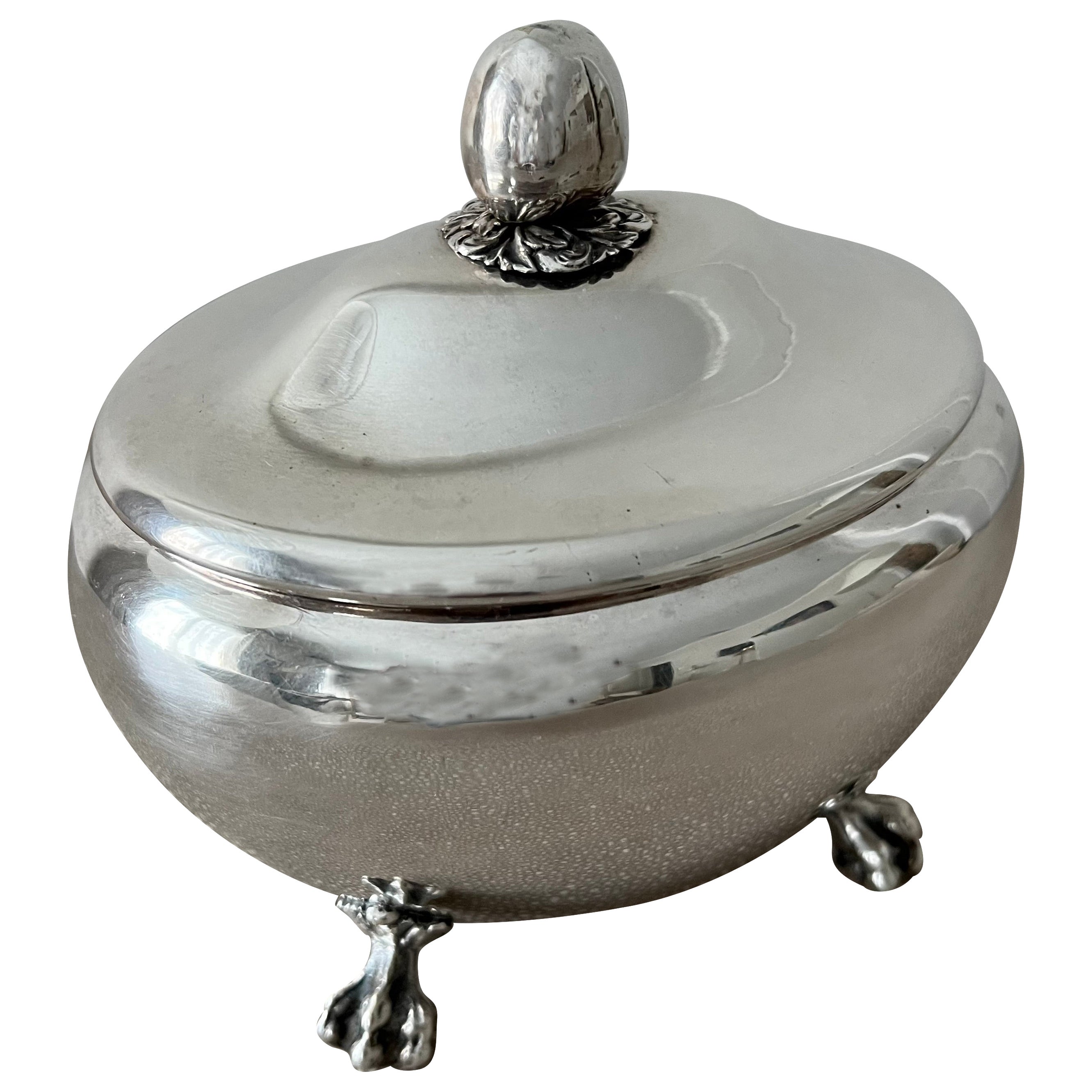Boîte ovale à charnière en métal argenté sur The Claw Feet en vente