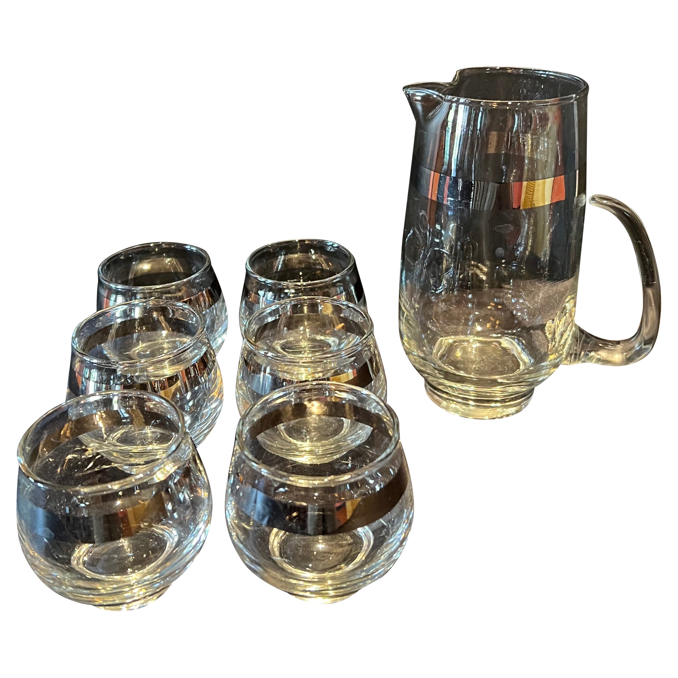 Martini Pitcher with 6 Small Cocktail Glasses in the Manner of Dorothy Thorpe For Sale