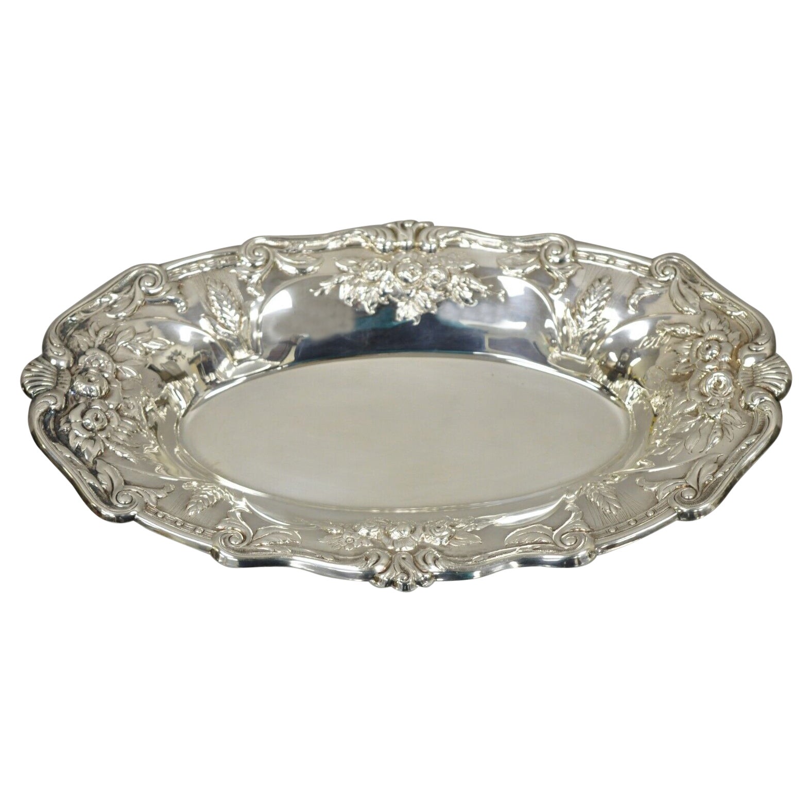 Vieux plat ovale victorien en argent gaufré à motifs floraux par PS & Co