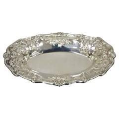 Vieux plat ovale victorien en argent gaufré à motifs floraux par PS & Co