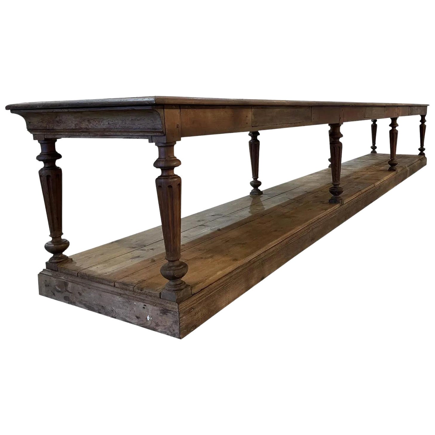 Table de tailleur monumentale en chêne ancien français du 19e siècle, de couleur brun foncé