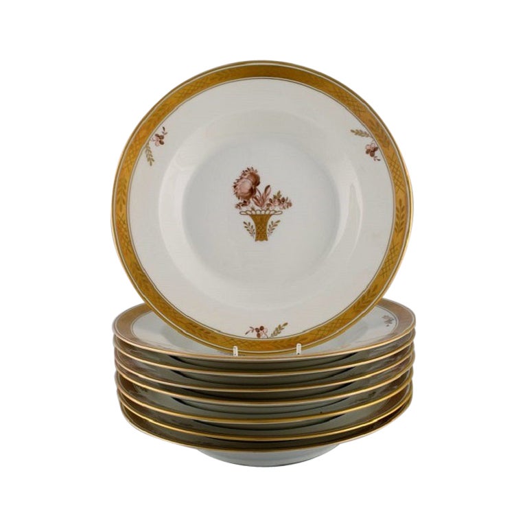 Huit assiettes profondes panier doré Royal Copenhagen en porcelaine peintes à la main