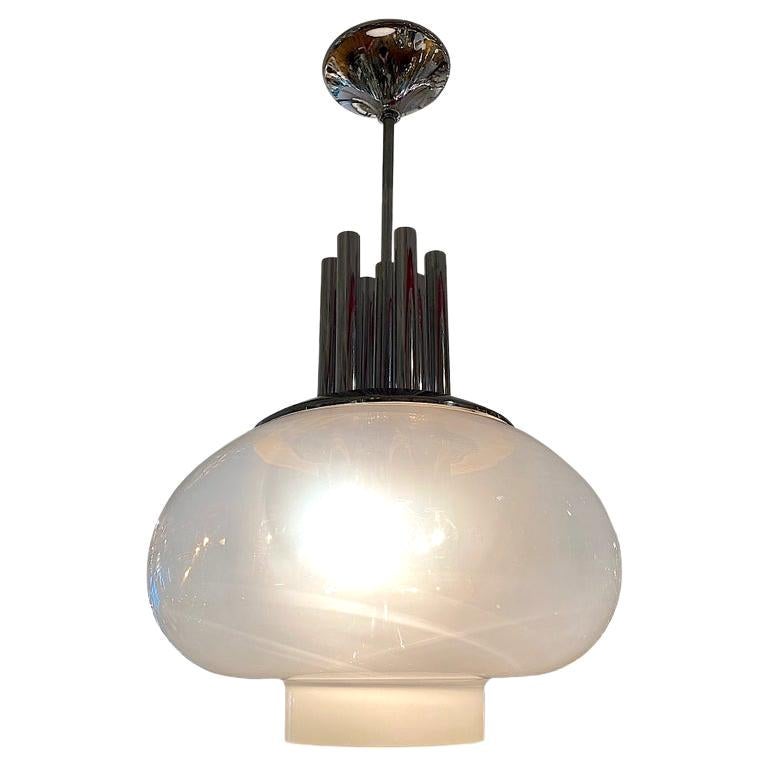 Grande lampe suspendue italienne des années 1970 avec abat-jour en chrome et verre soufflé en vente