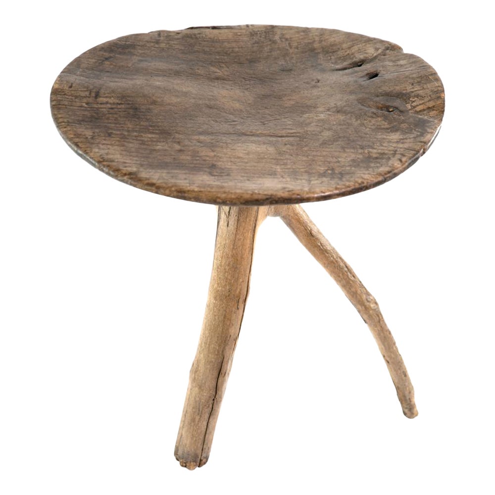 Mesa primitiva de tres patas