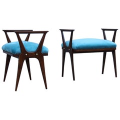 Coppia di sgabelli italiani di metà secolo in noce e velluto blu in ottone Carlo De Carli