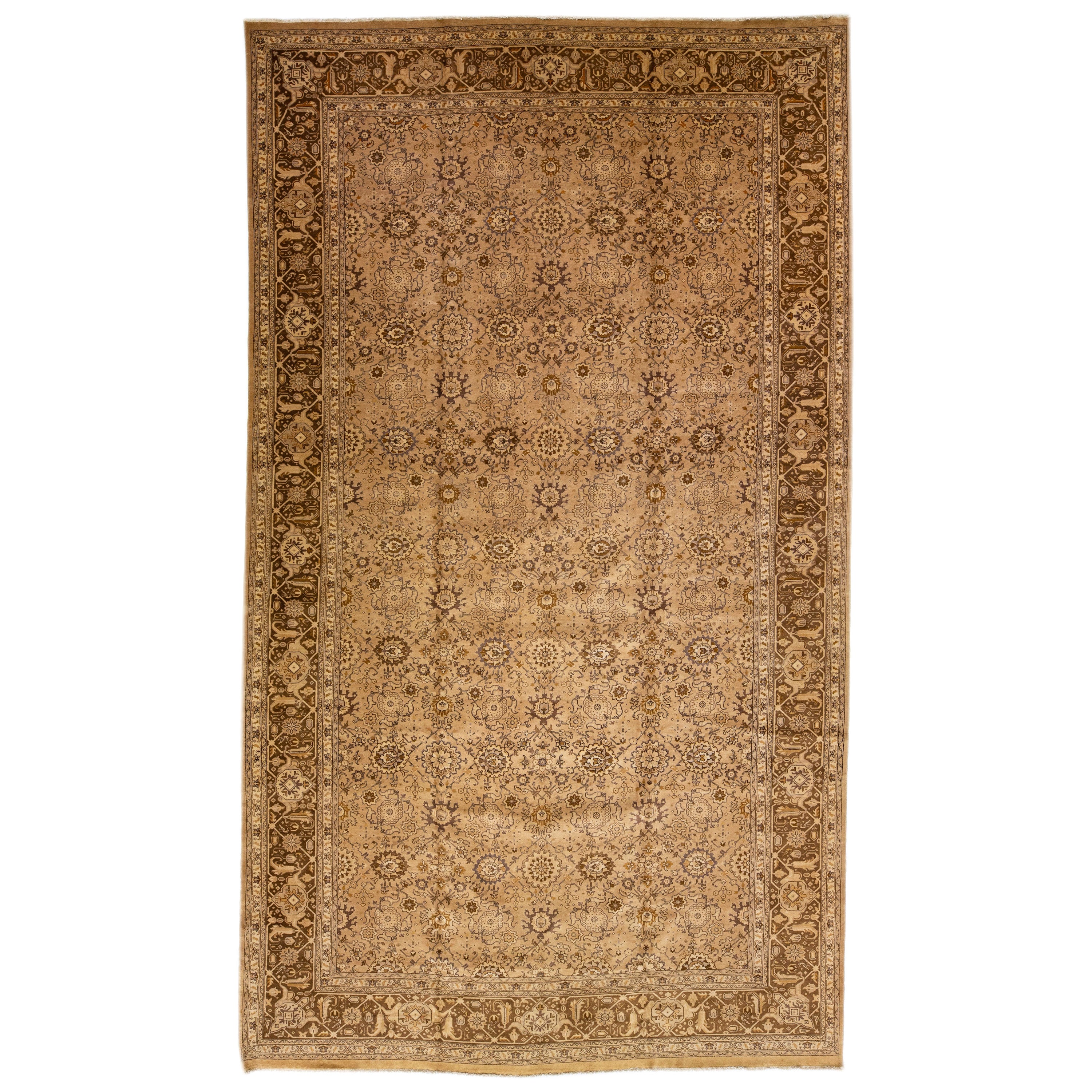 Übergroßer antiker handgefertigter Oversize-Teppich aus brauner persischer Wolle in Täbris