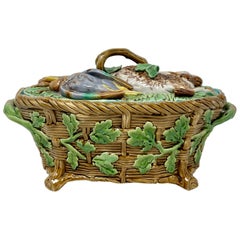 Antica zuppiera inglese in maiolica di Minton con figura di anatra e coniglio, 1890 ca. 1890