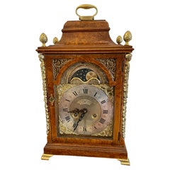 Horloge de support de qualité en ronce de noyer antique et bronze doré