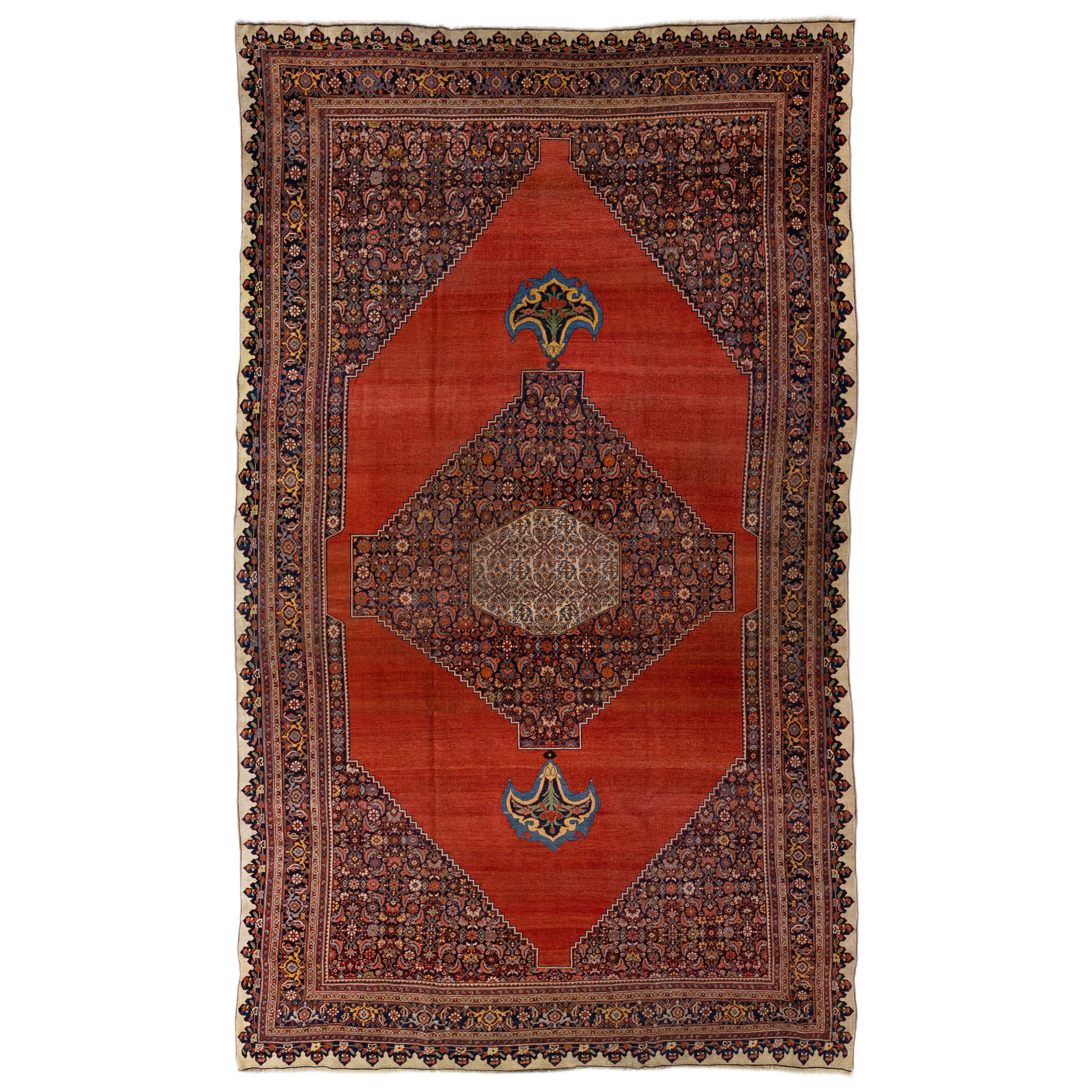 Ancien tapis Bidjar en laine rouge persane fait à la main avec motif de médaillon en vente