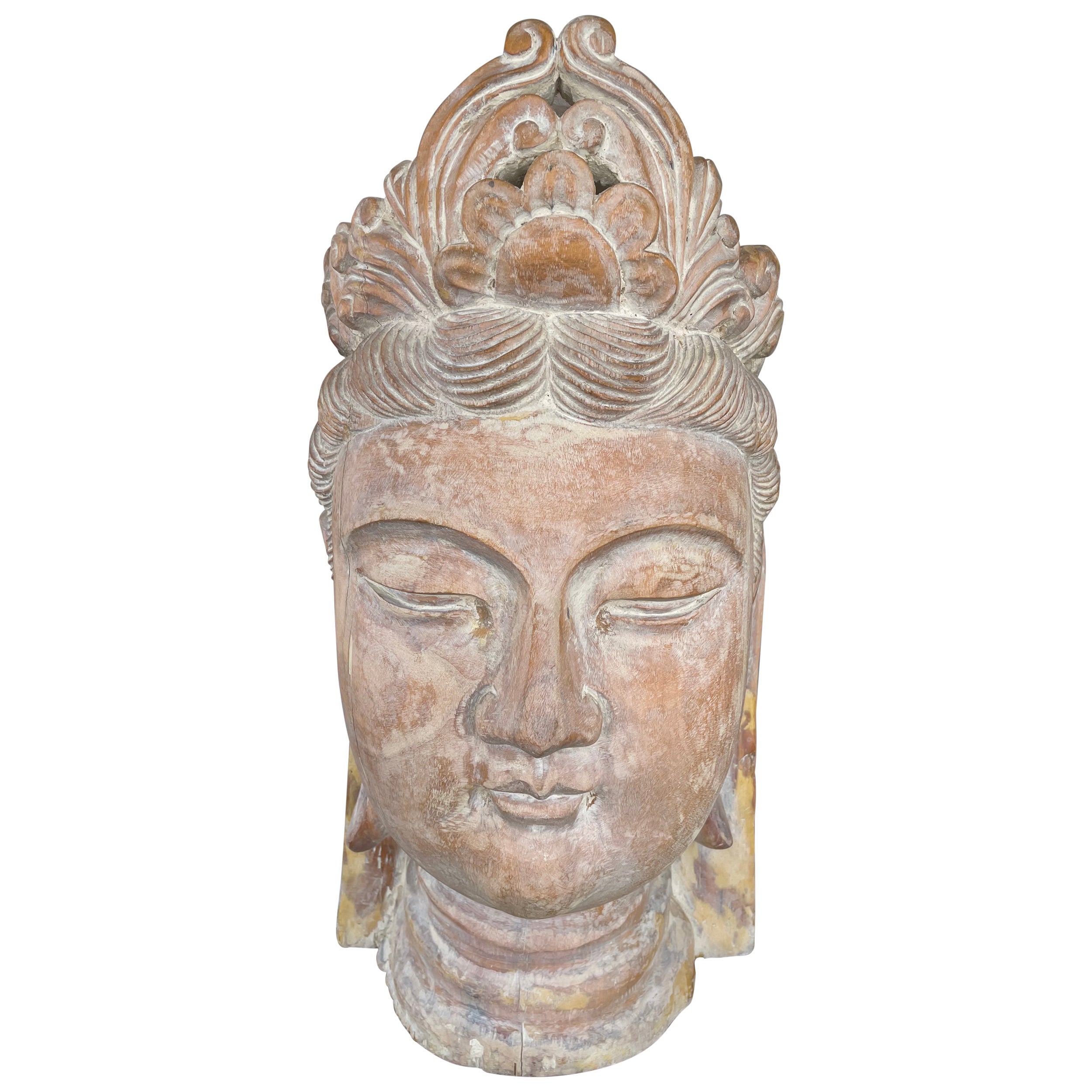 Tête de Bouddha en bois sculpté par un artisan