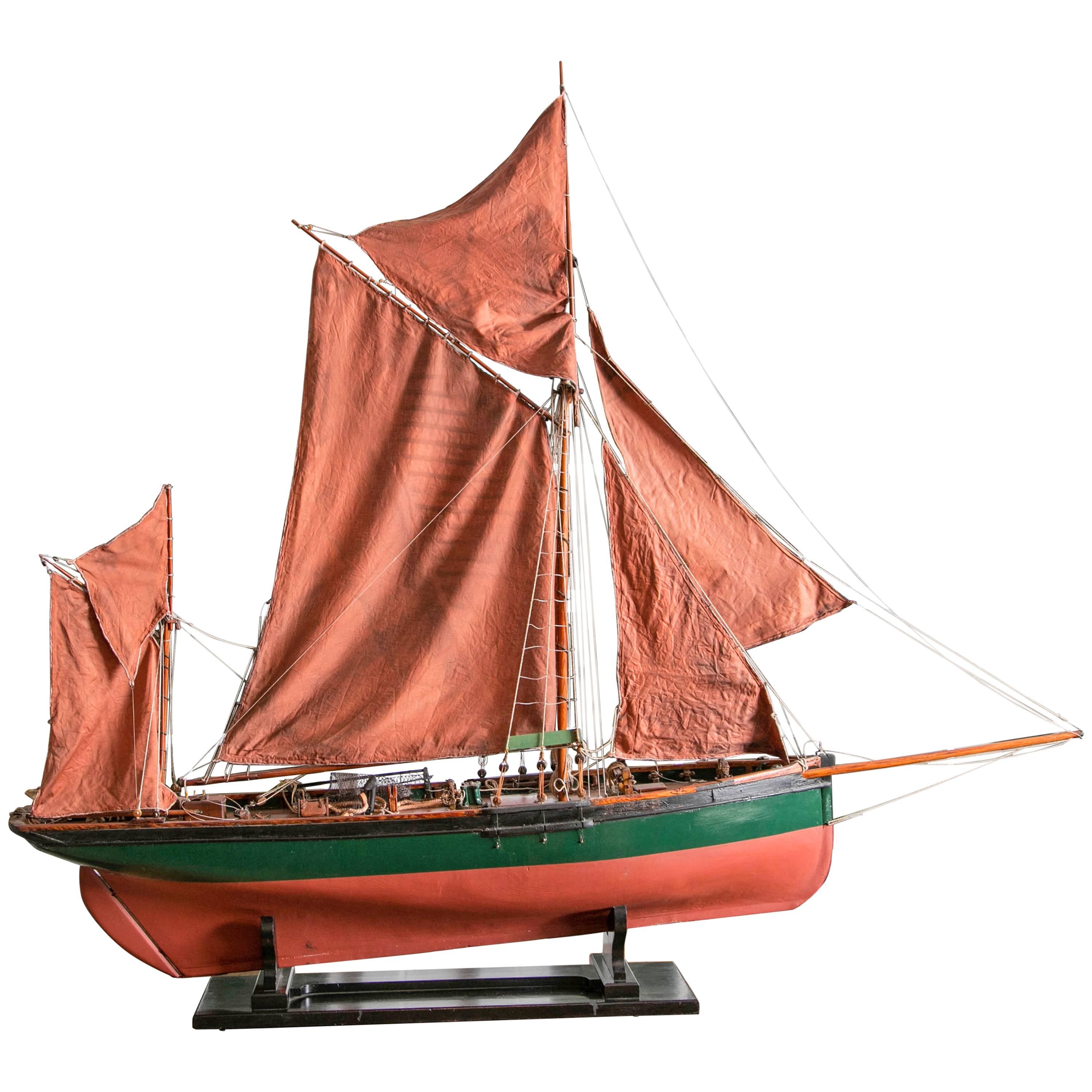 Maquette artisanale d'une barque de pêche anglaise