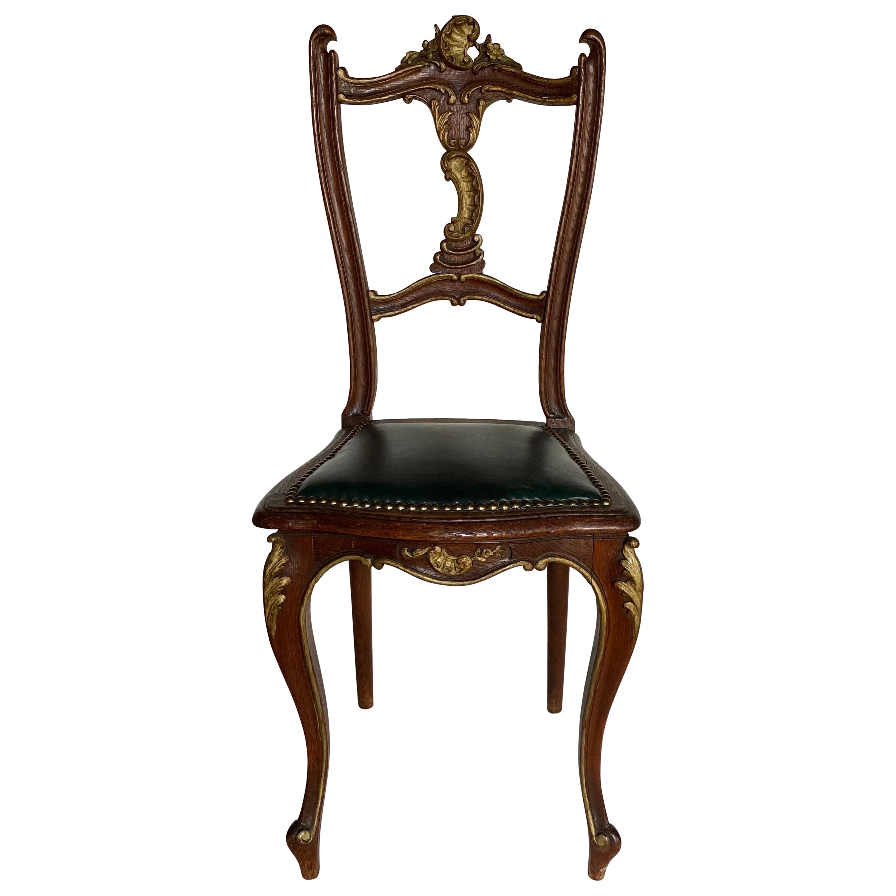 Chaise d'appoint en bois doré sculpté de style Louis XV avec détails latéraux en cuir en vente