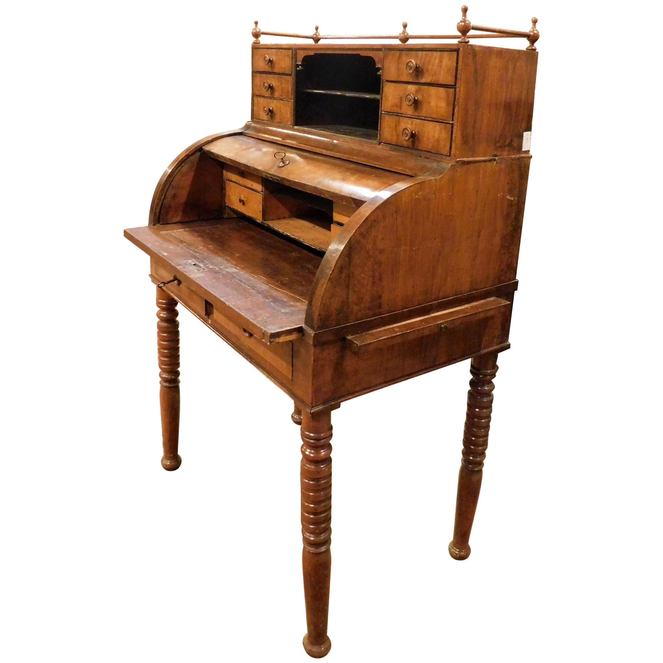 Schreibtisch aus Nussbaumholz mit Schubladen und ausziehbaren Regalen, Italien, 19. Jahrhundert im Angebot