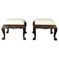 Paire d'ottomans ou de bancs anciens en noyer de style Regency