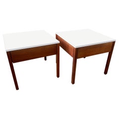 Paire de tables de nuit en noyer avec plateaux en Formica White de Florence Knoll