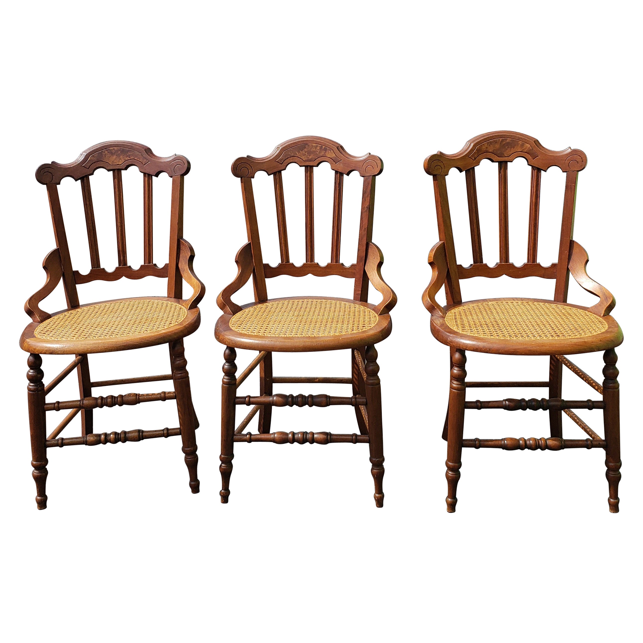 Satz von drei spätviktorianischen Esszimmerstühlen aus Nussbaumholz mit Intarsien und Rohrstühlen im Angebot