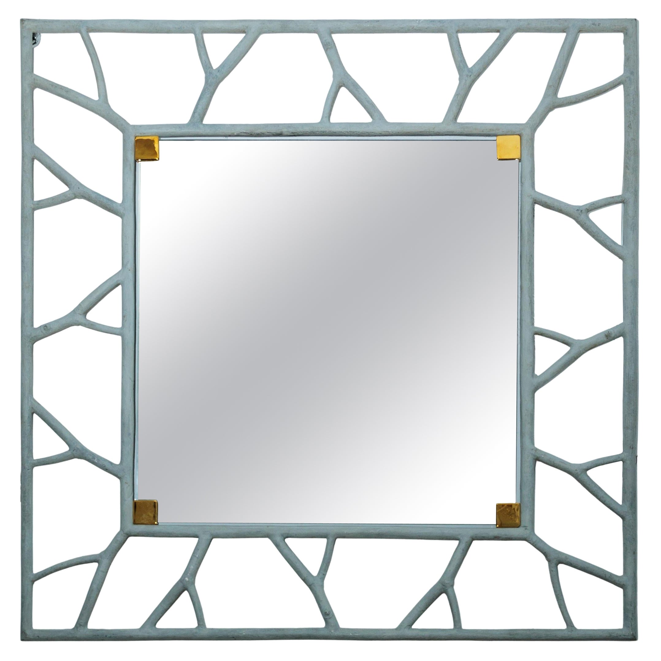 Miroir avec contour en métal gris en forme de « vigne » et détails en laiton