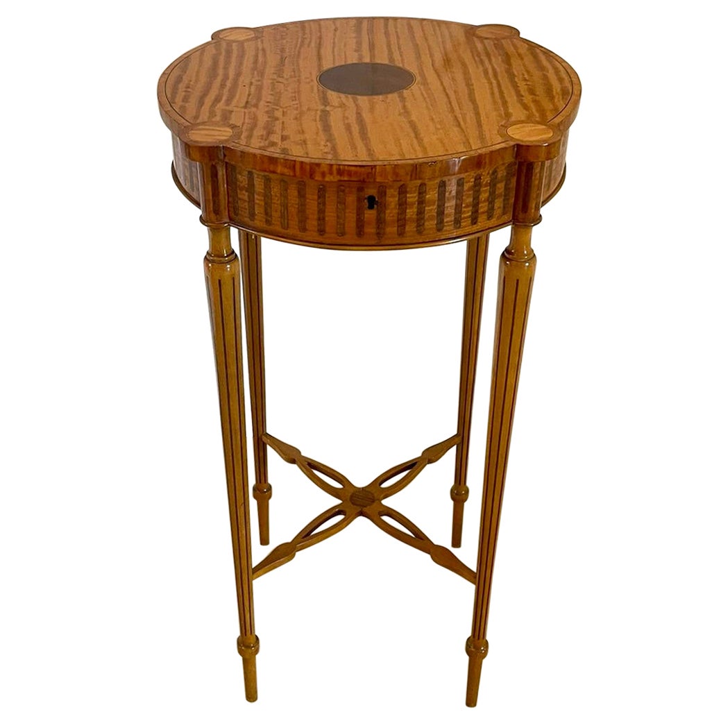 Table centrale en bois de satin marqueté d'antiquités de belle qualité
