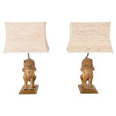 Paire de lampes de bureau Mont asiatiques dorées avec chiens de lion Singha et chinoiseries en or, années 1960