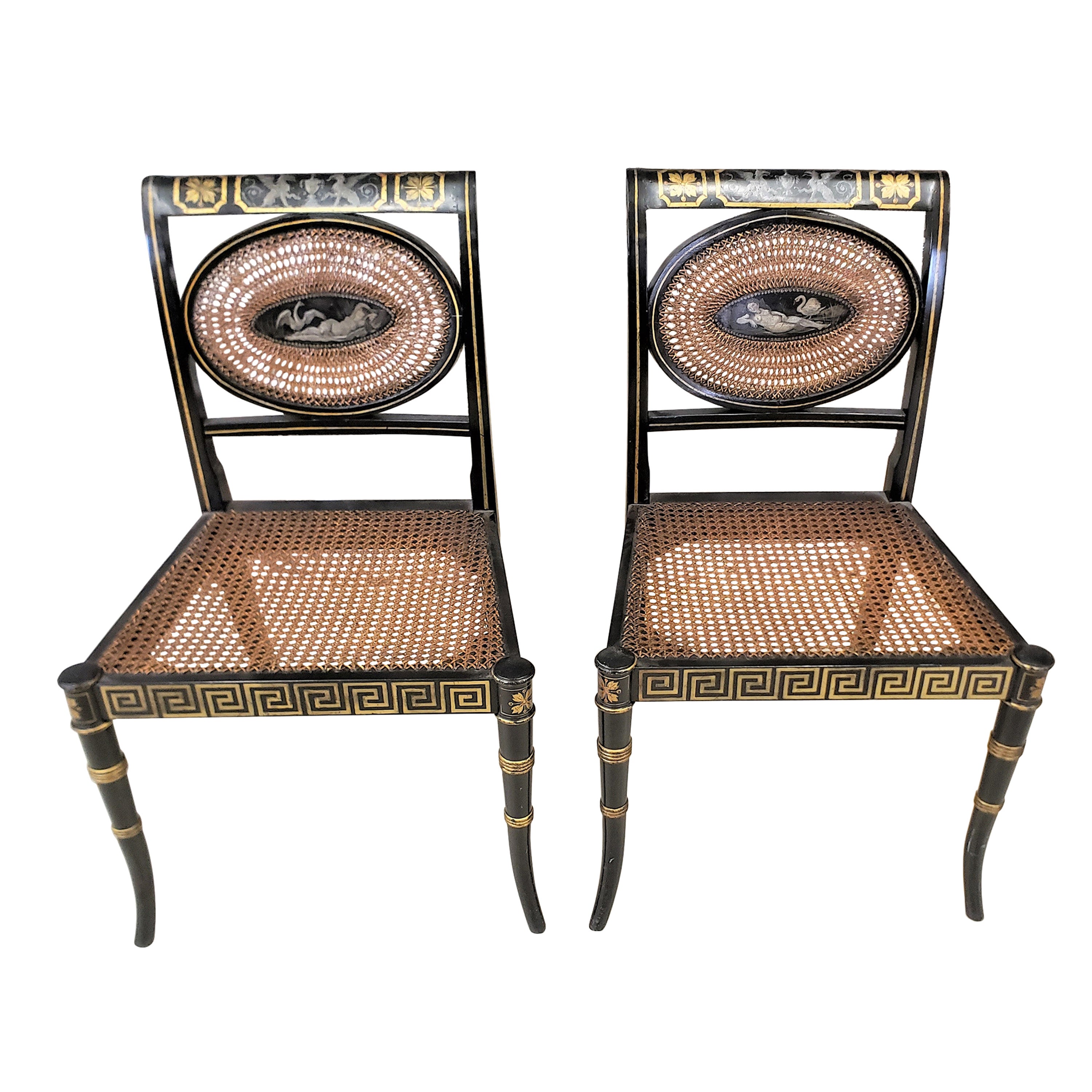 Paar Beistellstühle oder Akzentstühle im Regency-Stil mit liegenden Nude- und Schwanenpaneelen