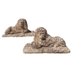 Paire de lions en pierre moulée des années 1930 provenant d'Angleterre
