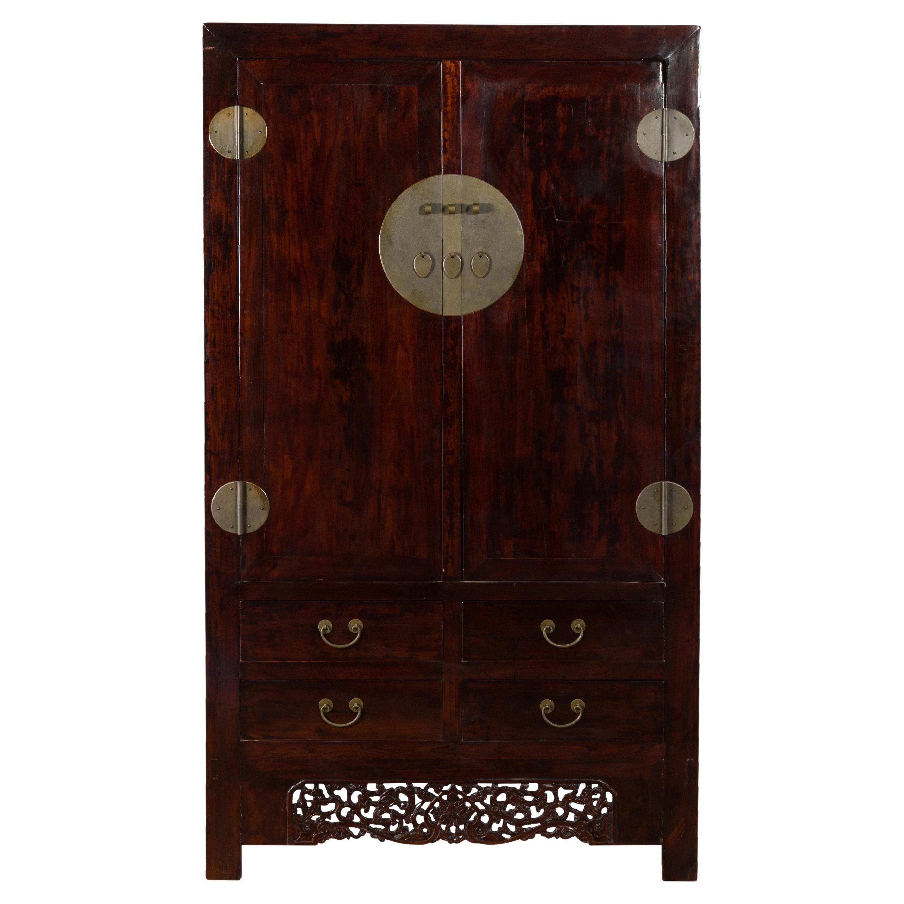Grande armoire en bois d'orme laqué foncé avec quincaillerie en laiton et tablier sculpté