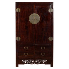 Grande armoire en bois d'orme laqué foncé avec quincaillerie en laiton et tablier sculpté