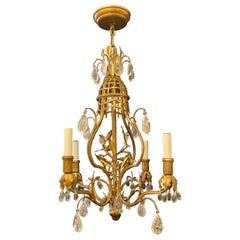 Fabuleux petit lustre français à quatre lumières de la Maison Bagus en cristal de roche doré