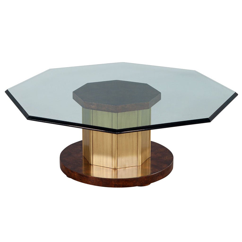 Mesa de centro octogonal con tapa de cristal en nogal arrugado y latón by Mastercraft en venta