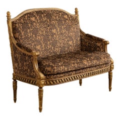  Un objet finement sculpté  Sofa en bois doré de style Louis XVI