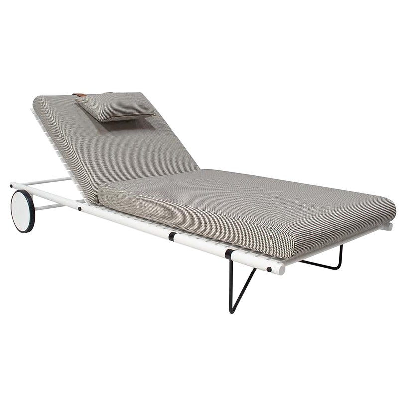 Modernes Sonnenbett mit weißen Beinen und Dedar Milano-Stoff in Schwarz und Weiß im Angebot