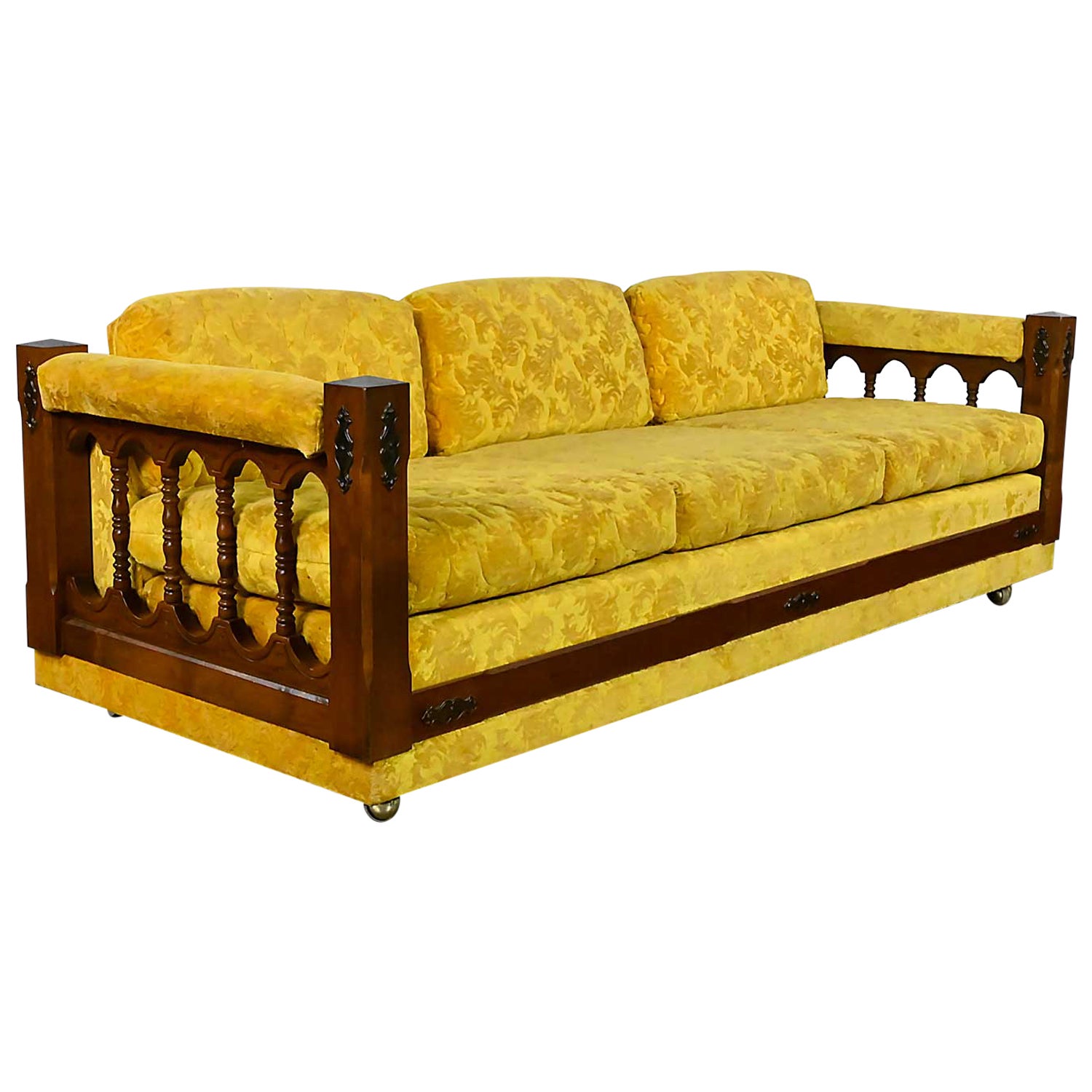 Canapé en tissu texturé doré de style néo-espagnol vintage tourné avec côtés en fuseau