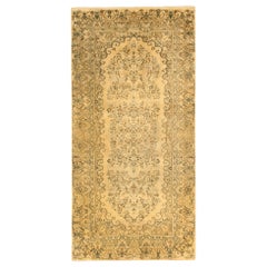 Tapis persan ancien de Kerman Oriental, taille tapis de couloir, avec éléments floraux